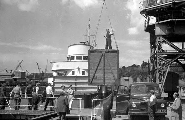 Unloading crate from vessel at City Docks, 9 July 1956