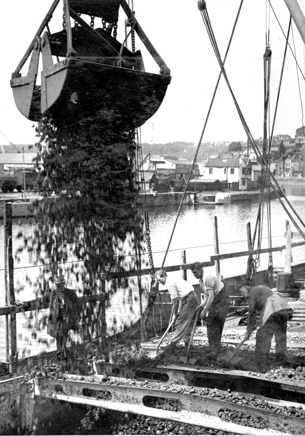 Loading coke at the Gas Works, June 1952