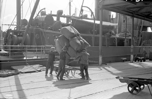 Landing of General cargo from Glasgow-Belfast steamer