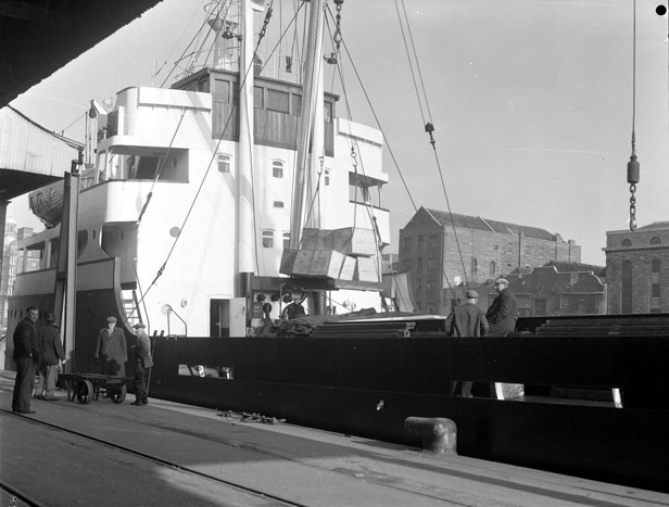 Loading tea in chests for export to Belfast, November 1962