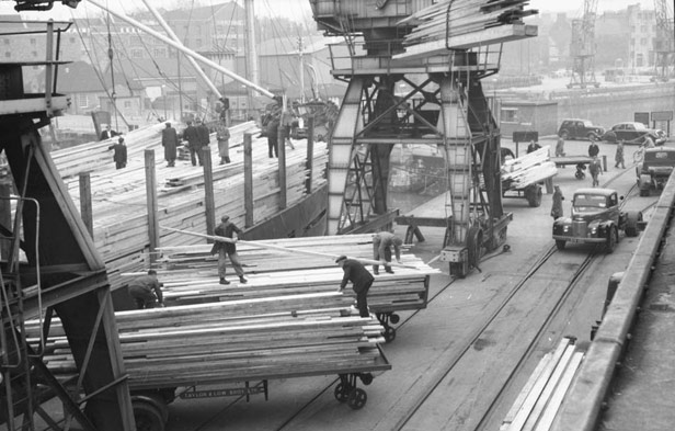 Discharging wood from the 'Angusbrae'