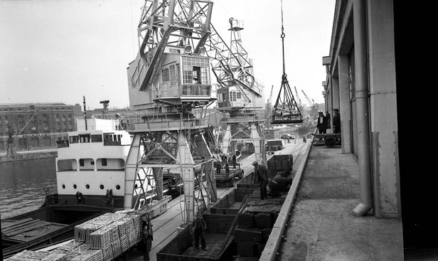 Cargo handling onto balcony of M Shed, 1952