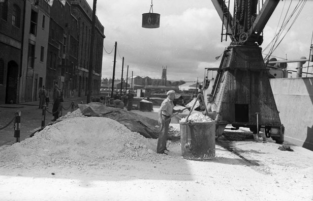 Shovelling saltcake for export, 25 June 1947