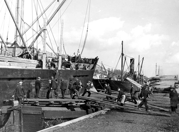 Preparing planks for running cargo, 14 October 1938