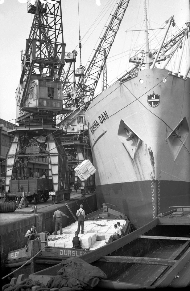 Discharging woodpulp, 30 June 1954