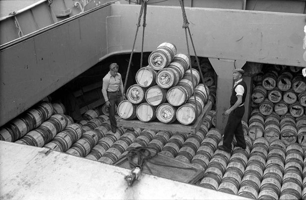 Unloading barrels of fresh grapes from Spain, 1955