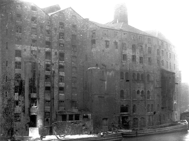 Derelict building once Finzel's sugar refinery, 20 September 1920