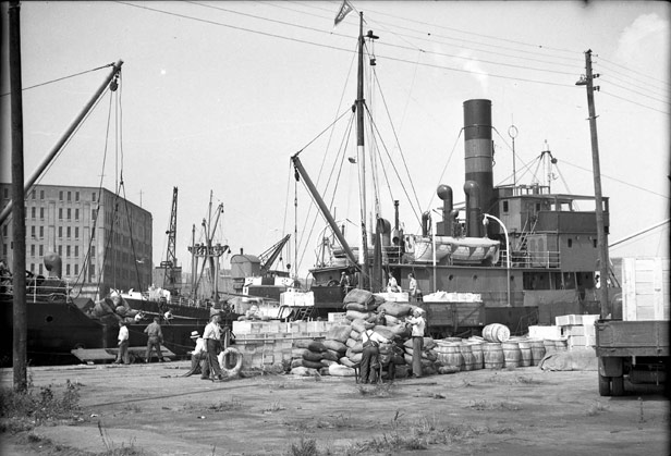 General cargo handling at Wapping Wharf, August 1948